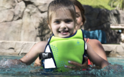 Ako učiť deti plávať a aké pomôcky sú vhodné k učeniu plávanie?